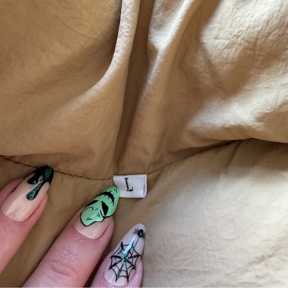 Cropped Adjustable Puffer vest size L - Picture 4 of 4